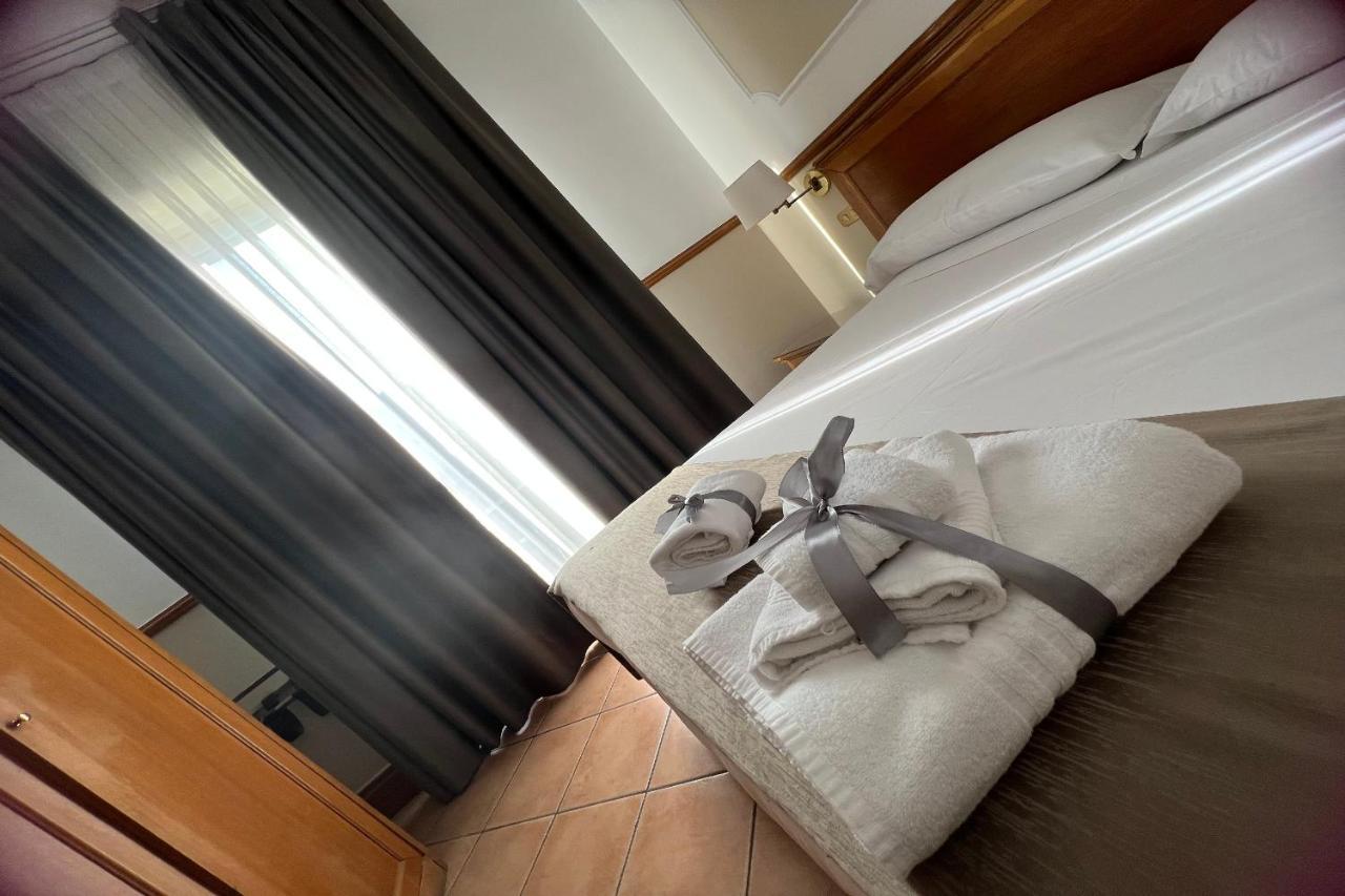 Hotel Leopardi Napoli Bagian luar foto