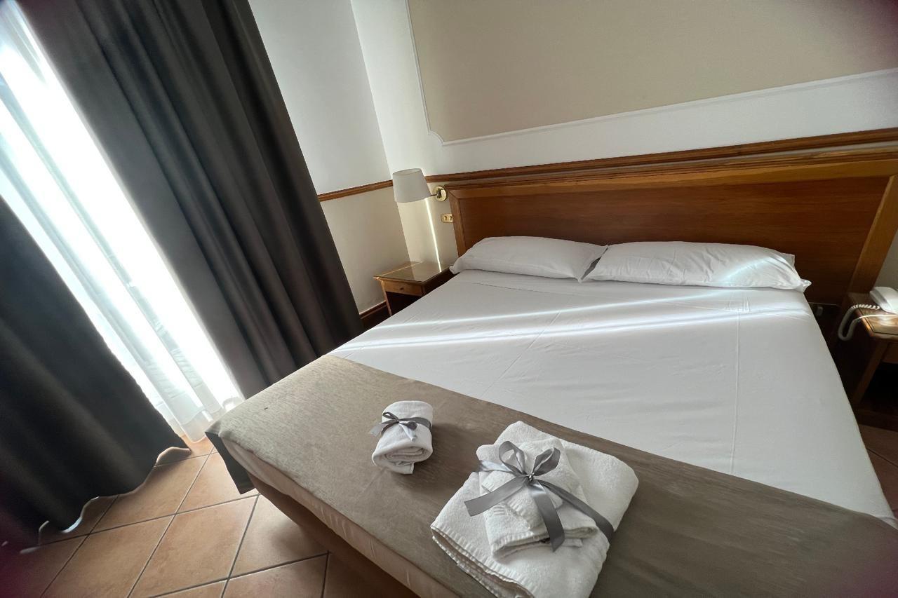 Hotel Leopardi Napoli Bagian luar foto
