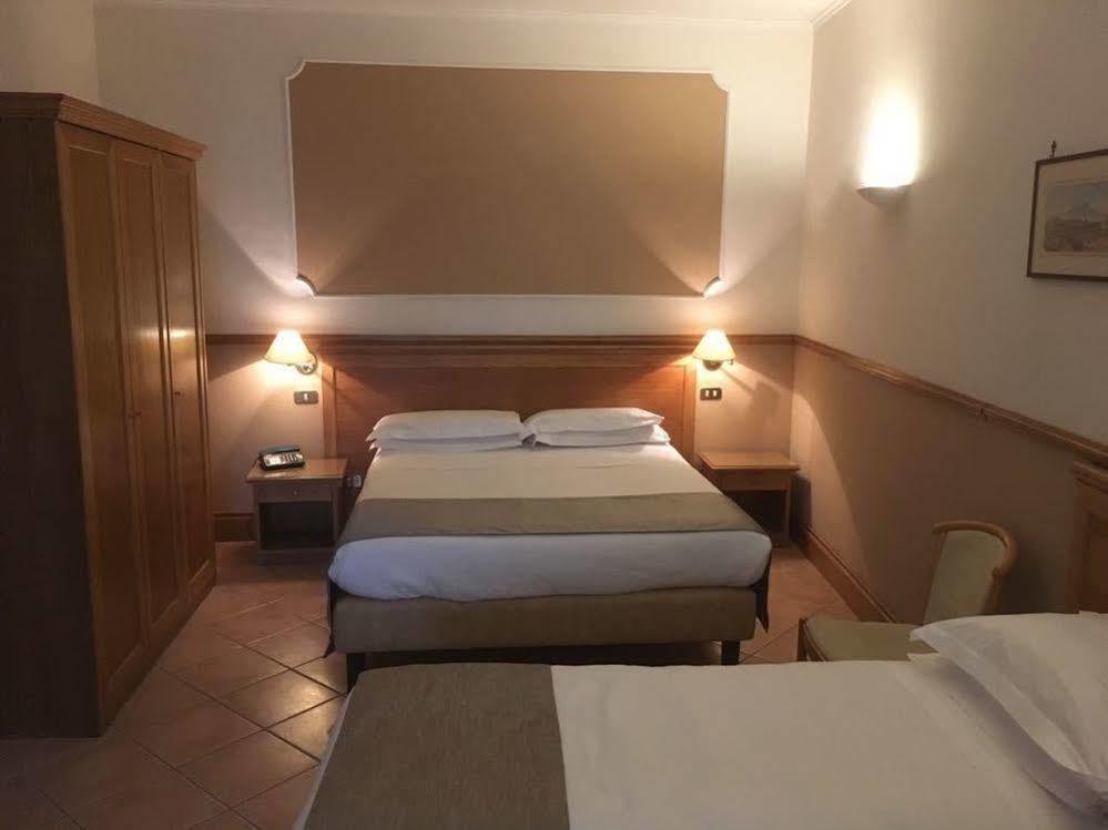 Hotel Leopardi Napoli Bagian luar foto